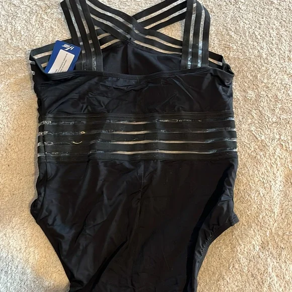 Woman’s bathing suit - Picture 4 of 6